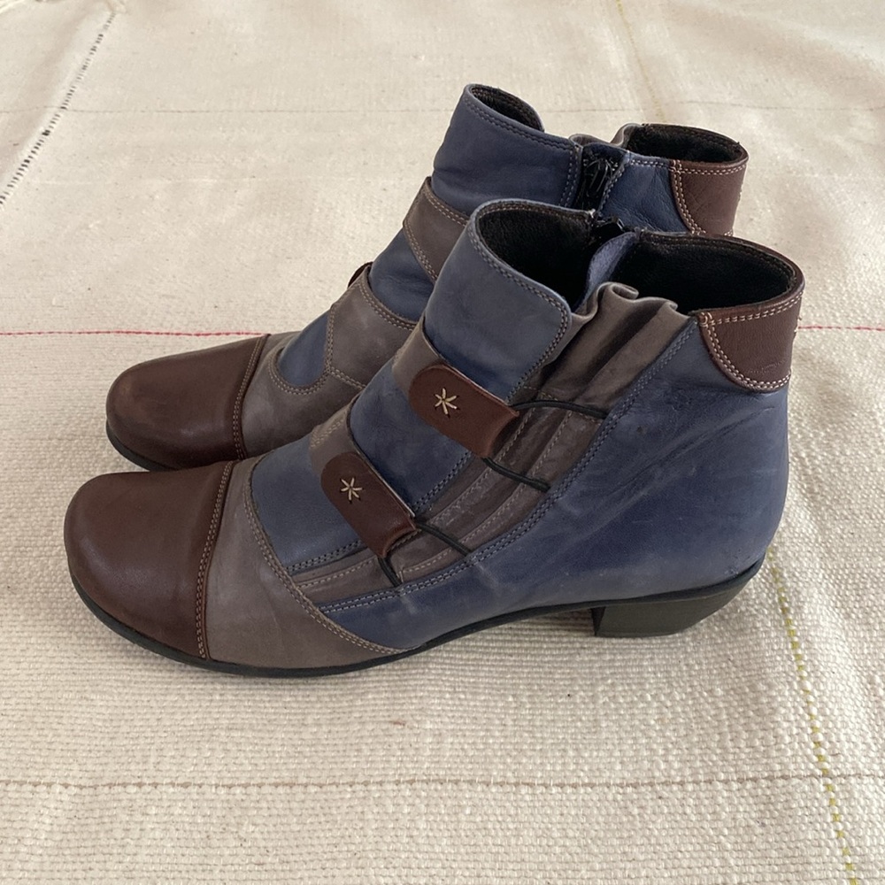 Fidji Unique Blue and Brown Leather Ankle Boots